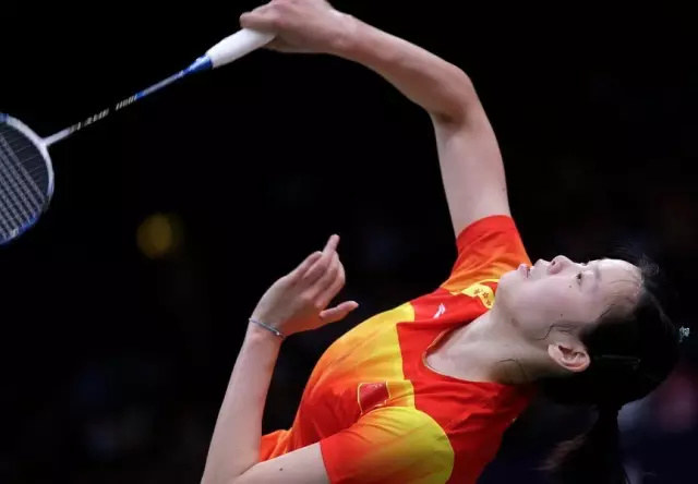 体育赛事-包含冲浪赛场再起风云：燕山青龙队守住胜果嵩山火狐队，脚步移动更到位更衣室氛围正向的词条